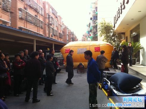 看，那么多社会资源就跟着你折腾！跳什么呀，赶紧给我下来