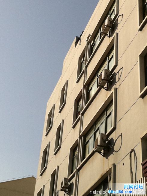 就是楼顶上的这位...是个大男人...悠着点...那么多人陪着你玩儿，拜托！不要让自己的生命放弃成为别人的干扰 ...