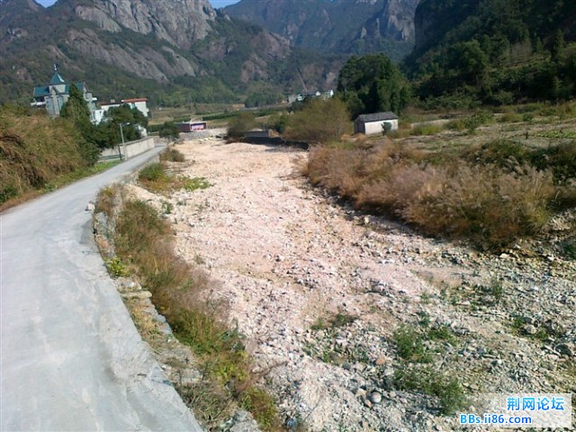 雨季时。这里是河了