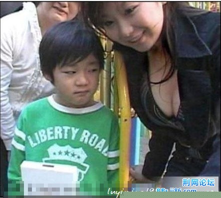 这孩子眼神太犀利了 = =