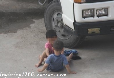 孩子们 阻碍交通 = =