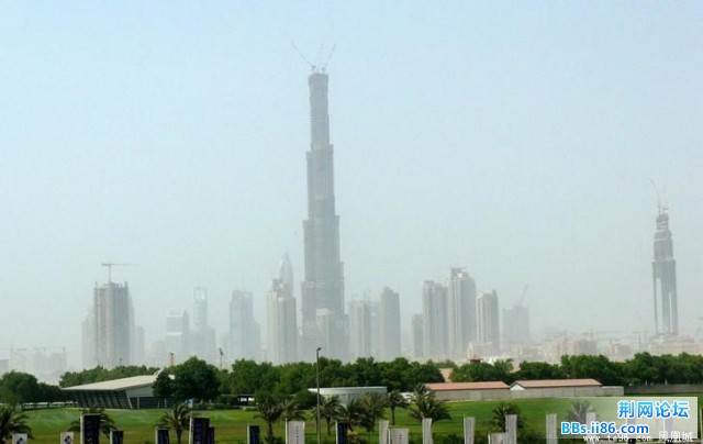 迪拜塔，4000人施工3天长高一层，据称其最终高度据称将达到818米。建成后的“迪拜塔”.jpg