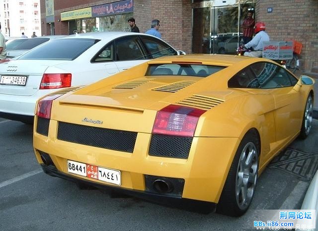 街边的兰博基尼.jpg