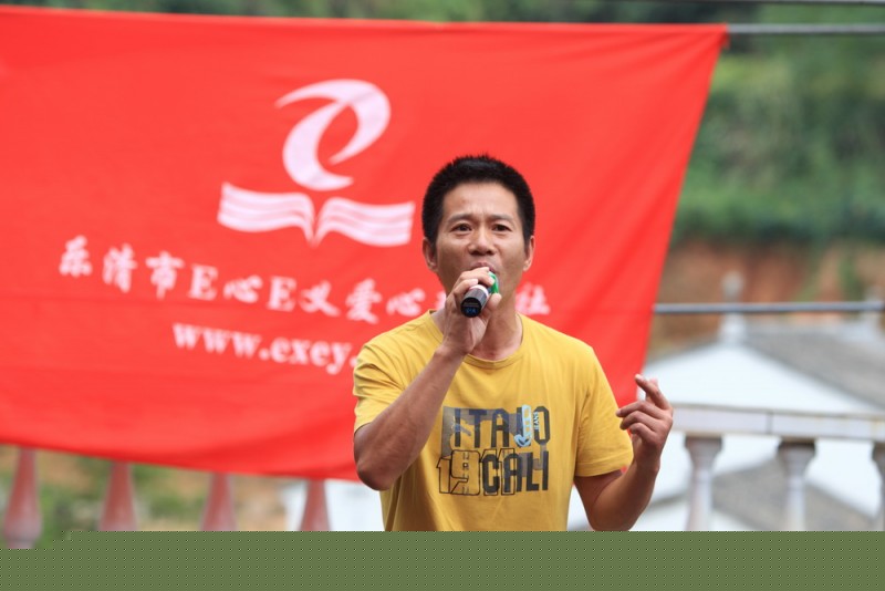 07白象幼儿园家长在演唱（IMG_1932）.JPG