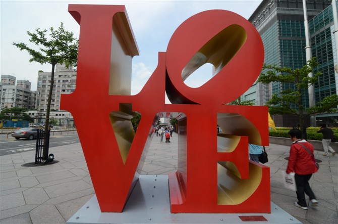 101大楼广场上巨大的LOVE