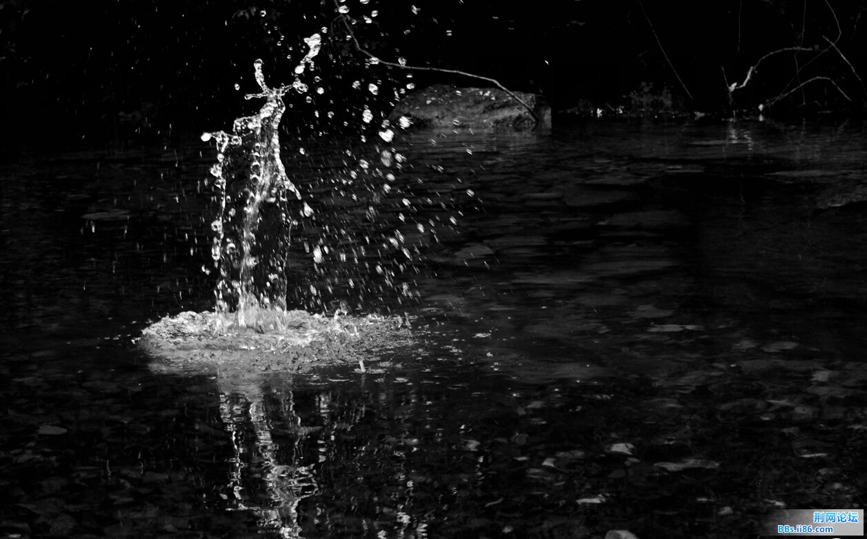 水花迸溅
