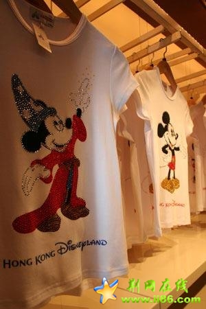 琳琅满目的迪斯尼商品.jpg