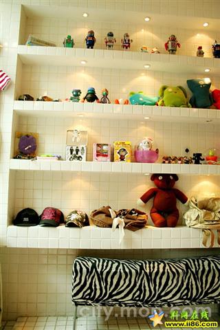 白色瓷砖为主色调,红色小沙发和各种漂亮精致的小东西分散在小店里,我想来此逛店的人几乎没有几个能不 ... 白色瓷砖为主色调,红色小沙发和各种漂亮精致的小东西分散在小店里,我想来此逛店的人几乎没有几个能不 ...