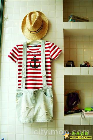 一进店门,你便可以看到两只马桶放在店铺内,其中一个座着小怪兽,另外一个则种满了鲜花,光是这样的开 ... 一进店门,你便可以看到两只马桶放在店铺内,其中一个座着小怪兽,另外一个则种满了鲜花,光是这样的开 ...