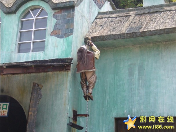 鬼屋门口~  里面一点都不怕的努