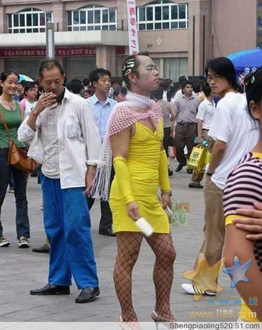 再看看她，是男？是女？