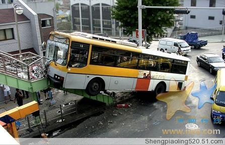 瞧瞧人家这开车技术!NB