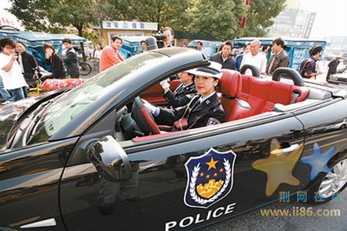 图为：两名女警开着雷诺敞篷跑车