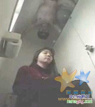厕所里的偷窥高人