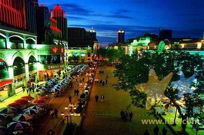 哈尔滨中央大街 中央大街早晨静谧，行走在石头道上，你似乎在与历史摩擦。1924年5月，俄国工程师科姆特拉肖 ...