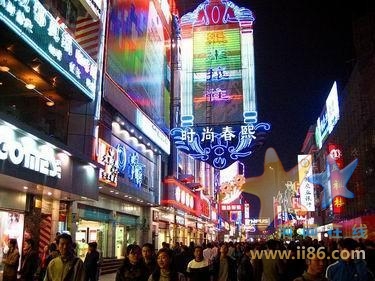 成都春熙路 历经82年岁月洗礼，这条取“熙来攘往，如登春台”美意的商业街，成为成都魅力的代名词，多方面延 ...