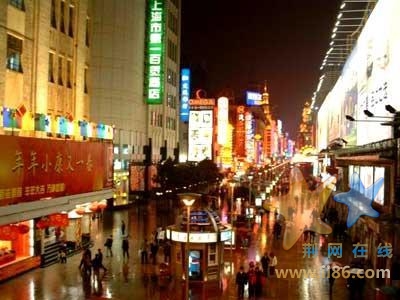 上海南京路 南京路是上海最早的一条商业街，原称花园弄，19世纪初期，就有四大著名环球百货商店：“永安”、 ...