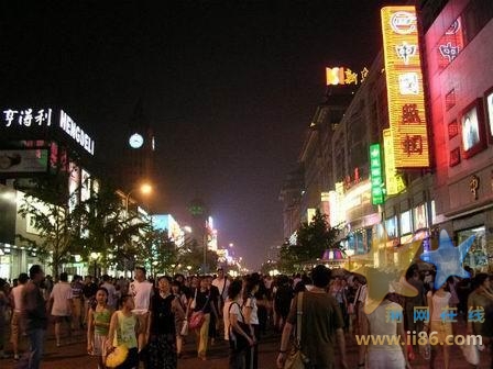 北京王府井 与京城古朴的文化氛围及炫目的商业气息相映成趣。有一百哦年历史的王府井商业街的特点就是铺子老 ...