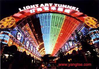 南京湖南路 湖南路商铺定位比新街口要略低一些，周边又有卡拉OK等娱乐场所，因而吸引了大量的学生前往消费。 ...