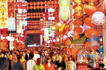  广州北京路 一边是古老西关，一边是新锐天河，横在中间的北京路商业步行街，因为汇集着深厚的传统气息与浮 ...