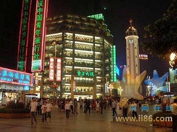 重庆解放碑 解放碑既时尚亦有层次。又可以在路边小店找到麻辣抄手传统小吃;夜晚,解放碑不夜城的迪厅,总有倾 ...