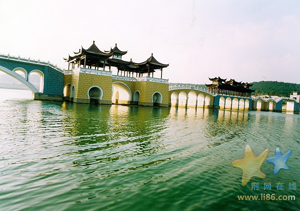 村里美丽的龙西湖桥