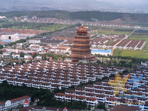 俯瞰华西村，中间高塔为华西金塔,是华西村的标志建筑