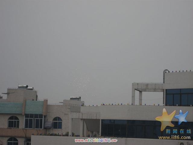 天没黑有人就开始放烟花