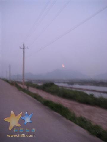 天亮了，月亮快下山了