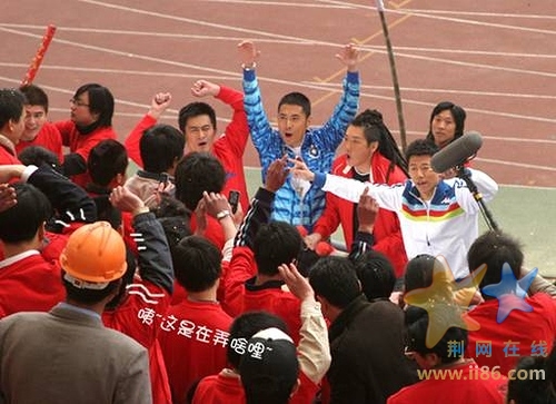 没想到，竟然有了重大的发现：孙楠、景岗山、夏雨、黄征貌似正在商量拉拉队口号！！