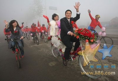 行进中，迎亲队伍收获祝福