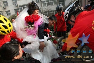 出发前，新郎帮新娘整理婚纱