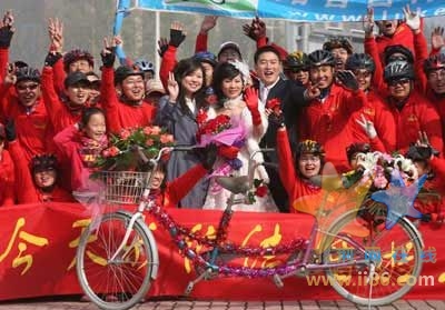 婚礼上，新人、迎亲车友都乐开了花