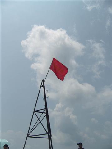 山&人将荆旗插到了山上最高顶