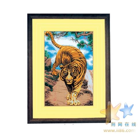 目前正在绣的，老虎已完工，剩下旁边的风景.