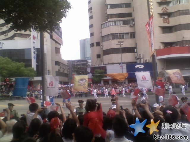 舅舅辛苦了，还抱着我看。。。