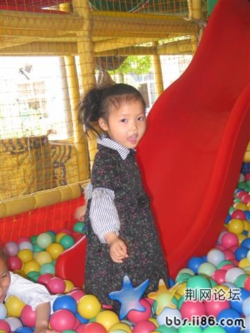 我要爬滑滑梯了，大家看好了哦！