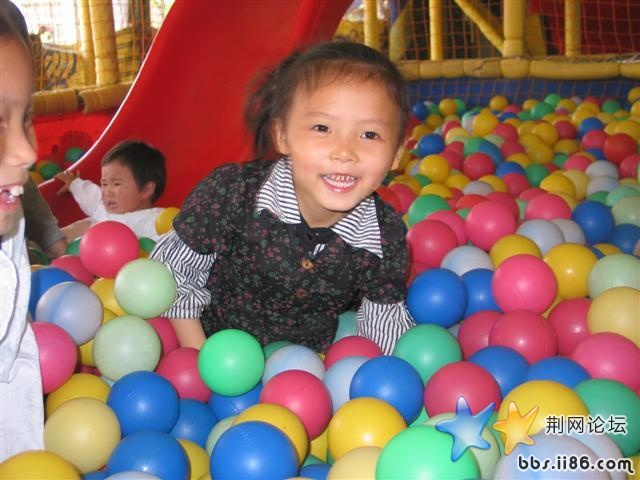 你们看，美女就是美女！笑的多纯真啊，多灿烂啊！