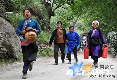 6月18日，汶川县龙溪乡受灾群众准备转移。
