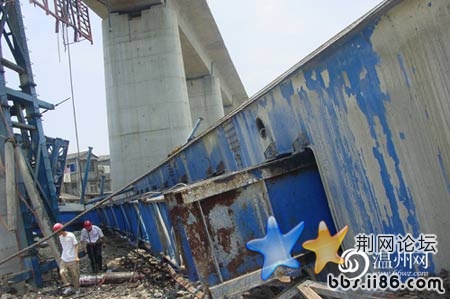 铁路模架桥倒塌在两侧