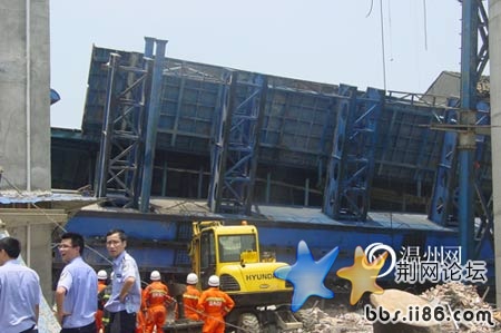 铁路桥模架倒塌，正好压在旁边的居民房。相关部门迅速展开行动。