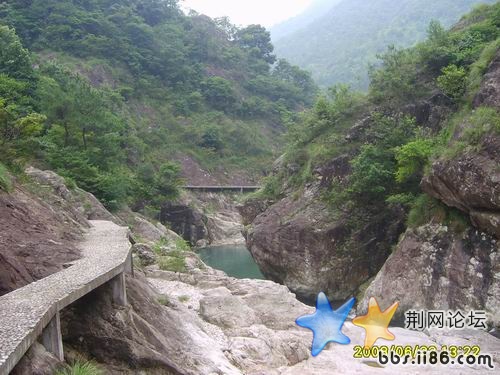 这里的山路有点特色