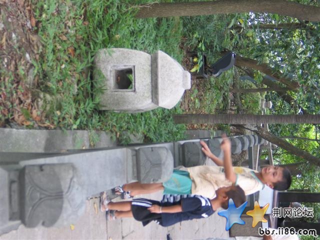 两个小朋友在找音乐从那里放出来的呢？