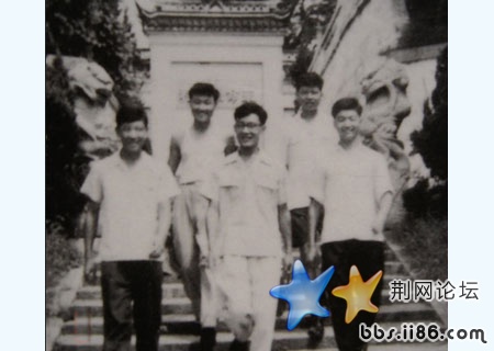 与同学在泰山公园内留影（右一）