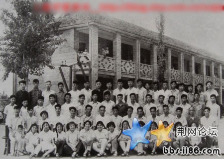 高三(四)班全体同学留影(留着测试眼力，有强人能看出来在哪里么？)