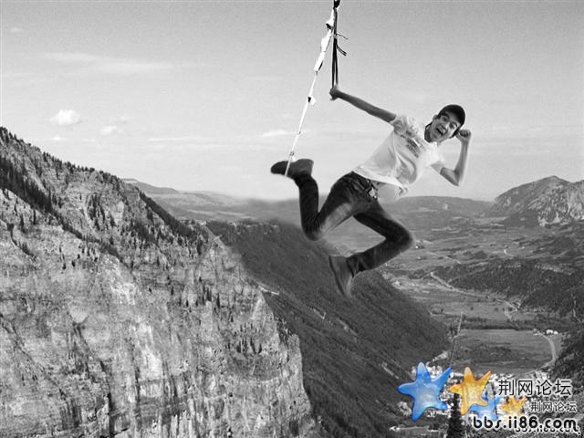跳崖黑白.jpg