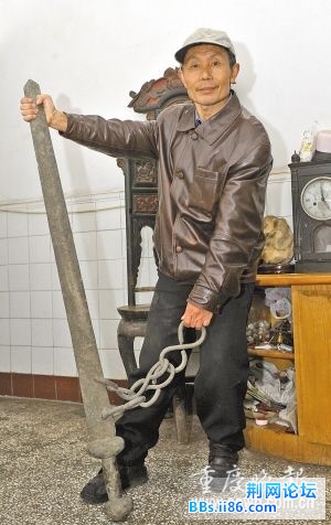 重庆退休教师帮助醉酒孤老获赠两把稀世古剑(图).jpg