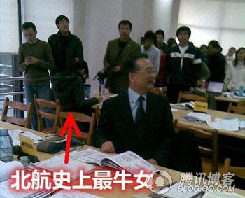 中小学生“冷艳”迎宾与温总理考察遇“最牛女大学生”