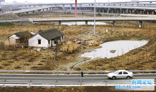 在三条高速公路中间，出入要穿越生死线