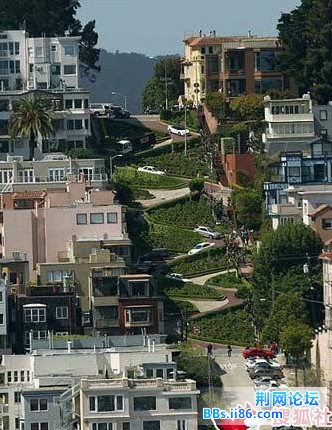 旧金山的朗伯德街因其迂回曲折而出名，这条街总共有8个急转弯道，是世界上最弯曲的道路。